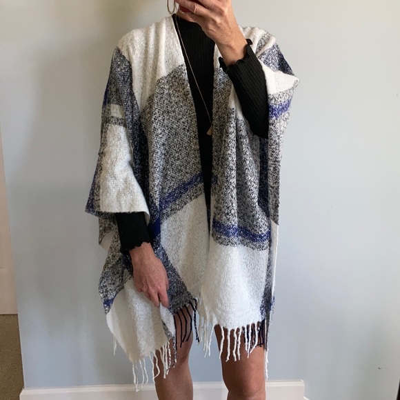 Gorgeous Fringed Shawl/Cape - Picture 2 of 7